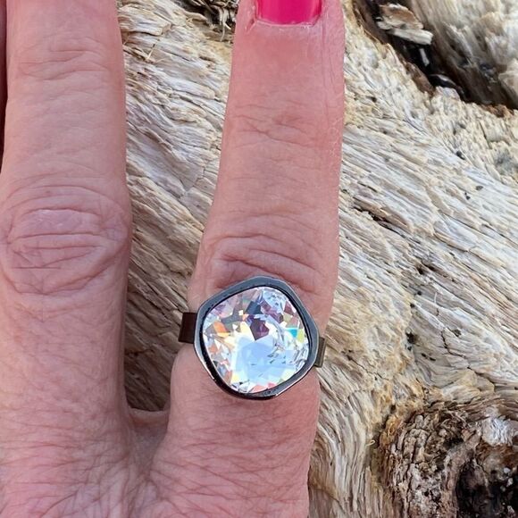 Handcrafted sparkly ring made with Swarovski crystal adjustable fit in gunmetal - Picture 3 of 5